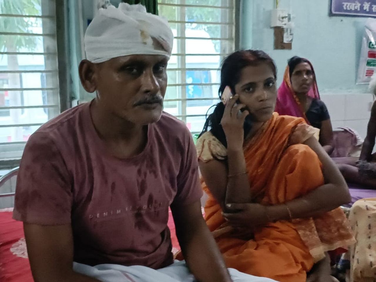 दबंगों ने महज 2 इंच जमीन के लिए पिता-पुत्र को कुदाली से काटा, दोनों गंभीर रूप से घायल | Dabangs cut father and son with spade for just 2 inches of land,