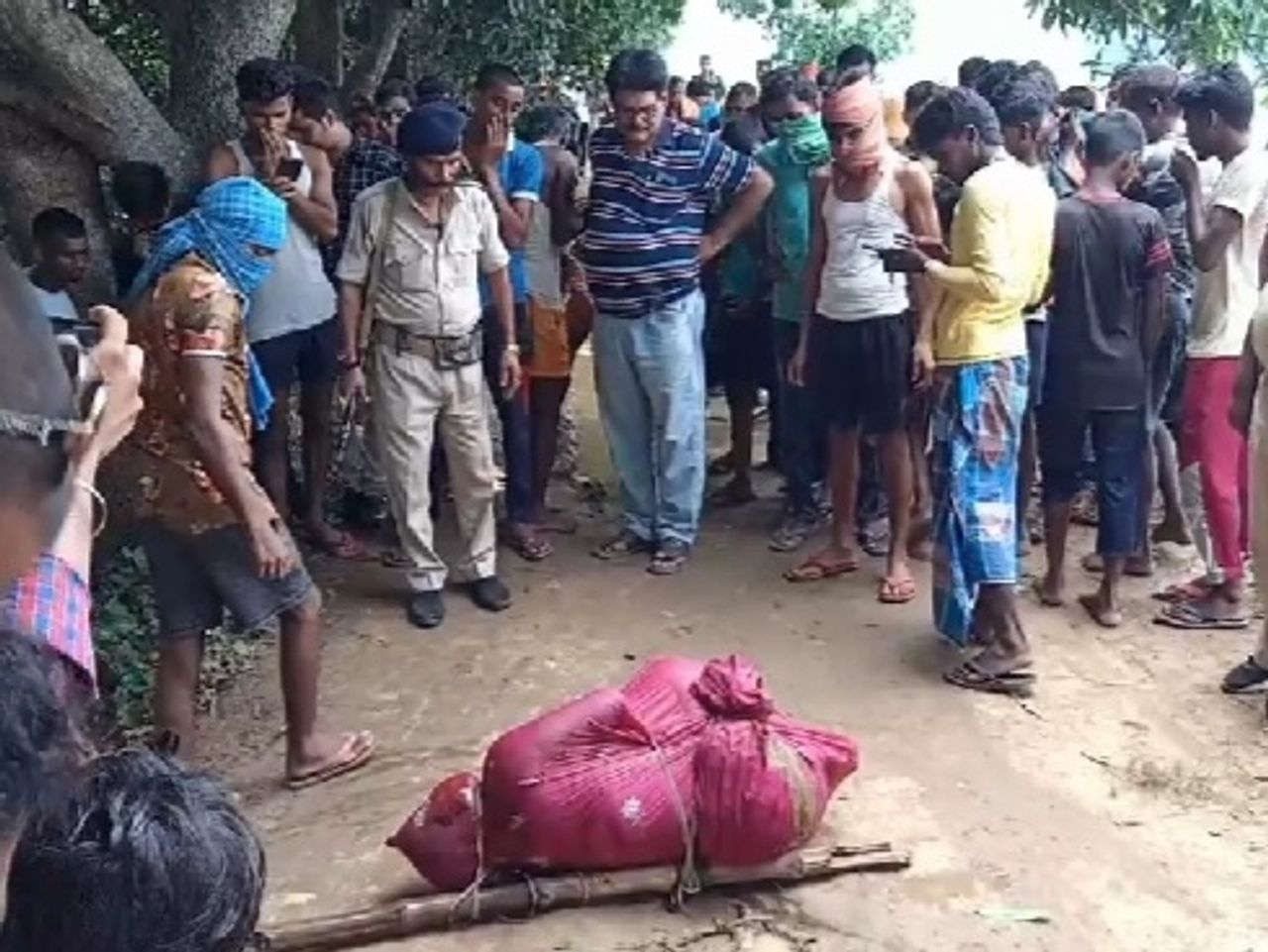 गंगा में स्नान करने गए बच्चों ने देखा लाश, शव की शिनाख्त जारी | Children  who went to bathe in the Ganges saw the dead body, the identification of  the dead body