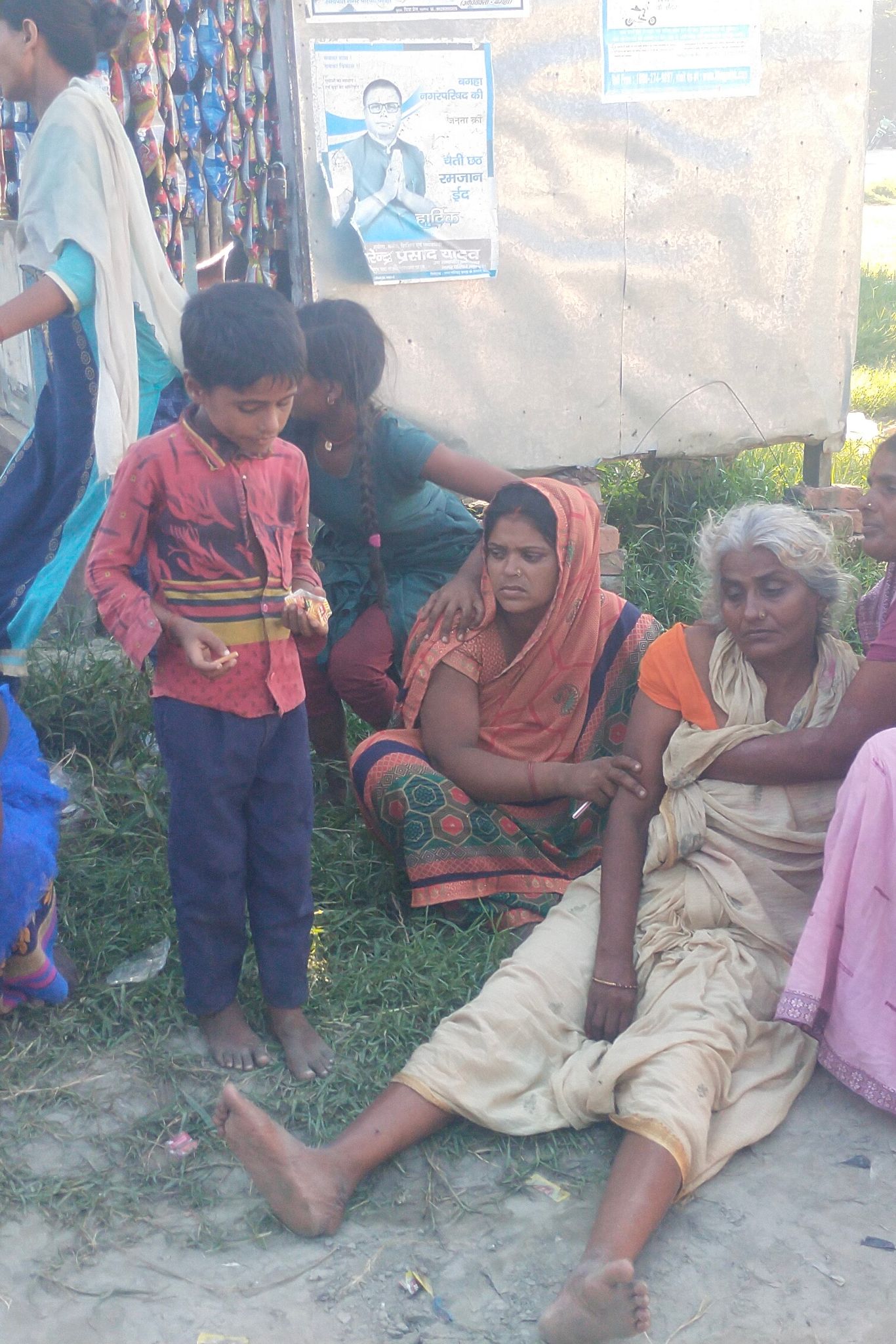 जमीन से कब्जा हटाने के लिए घरों को किया आग के हवाले, थाना पर नहीं लिया गया  आवेदन | Houses were set on fire to remove possession from the land, the  application