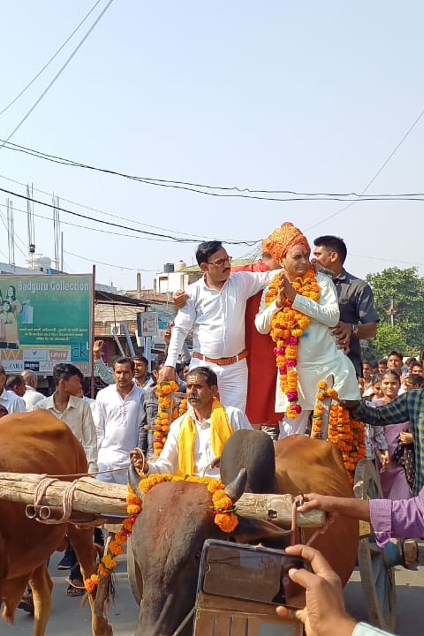 Nandram Kushwaha arrived to file nomination sitting on a bullock cart. | बीजेपी से टिकट नहीं मिलने से है नाराज, निर्दलीय चुनाव लड़ने का किया ऐलान - Money Bhaskar