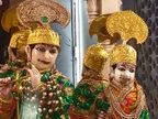 100 करोड़ रुपए से अधिक की ज्वैलरी पहनकर सजे राधा-कृष्ण, कड़ी सुरक्षा के बीच मंदिर लाए गए गहने