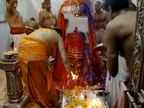 महाकाल की भस्म आरती में जमकर उड़ा रंग-गुलाल, भक्तों की एंट्री नहीं पर पंडे- पुजारियों ने आरती के दौरान बाबा के साथ खेली होली|इंदौर,Indore - Dainik Bhaskar