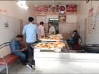 गंदगी में गूंथा जा रहा था समोसे-कचौरी का मैदा, होटलों में बैठाकर खिलाया जा रहा था खाना, न मास्क व सोशल डिस्टेंस|ग्वालियर,Gwalior - Dainik Bhaskar