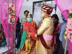 मास्क लगाकर दूल्हा दुल्हन ने लिए फेरे, 4 घंटे में शादी की सभी रस्में पूरी, परिजन बोले-कई अरमान रह गए अधूरे, लेकिन कोरोना संक्रमण से सुरक्षा सबसे पहले|मुरैना,Morena - Dainik Bhaskar