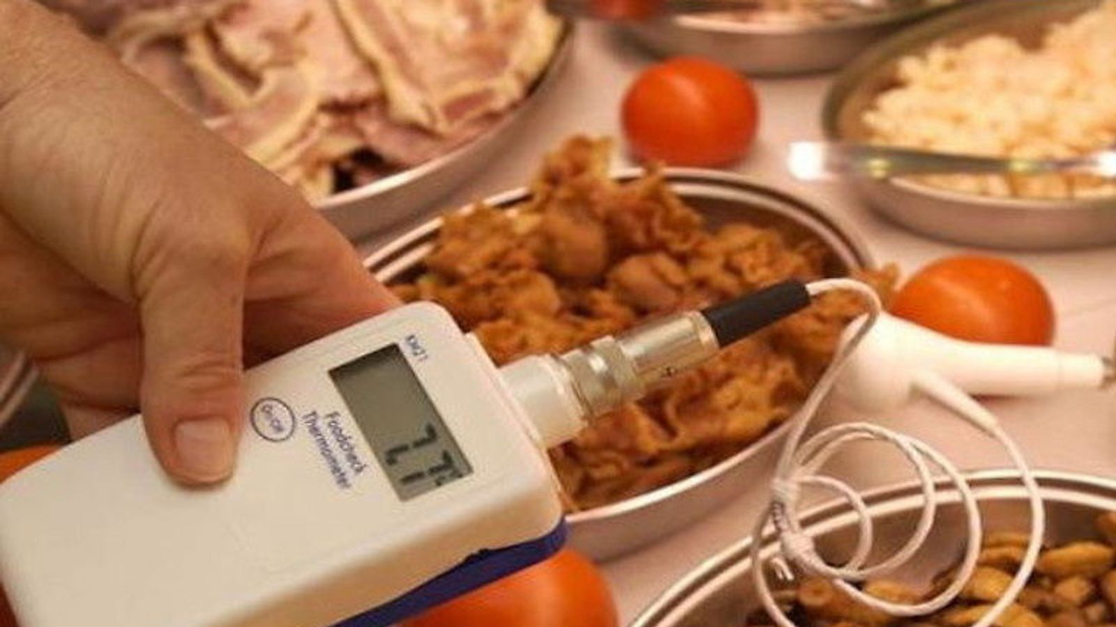 Food delivery companies share staff's temperature readings | कोरोना संकट के बीच फूड डिलीवरी कंपनियों की नई रणनीति, ग्राहकों से साझा कर रही है कुक से लेकर डिलीवरी बॉय ...