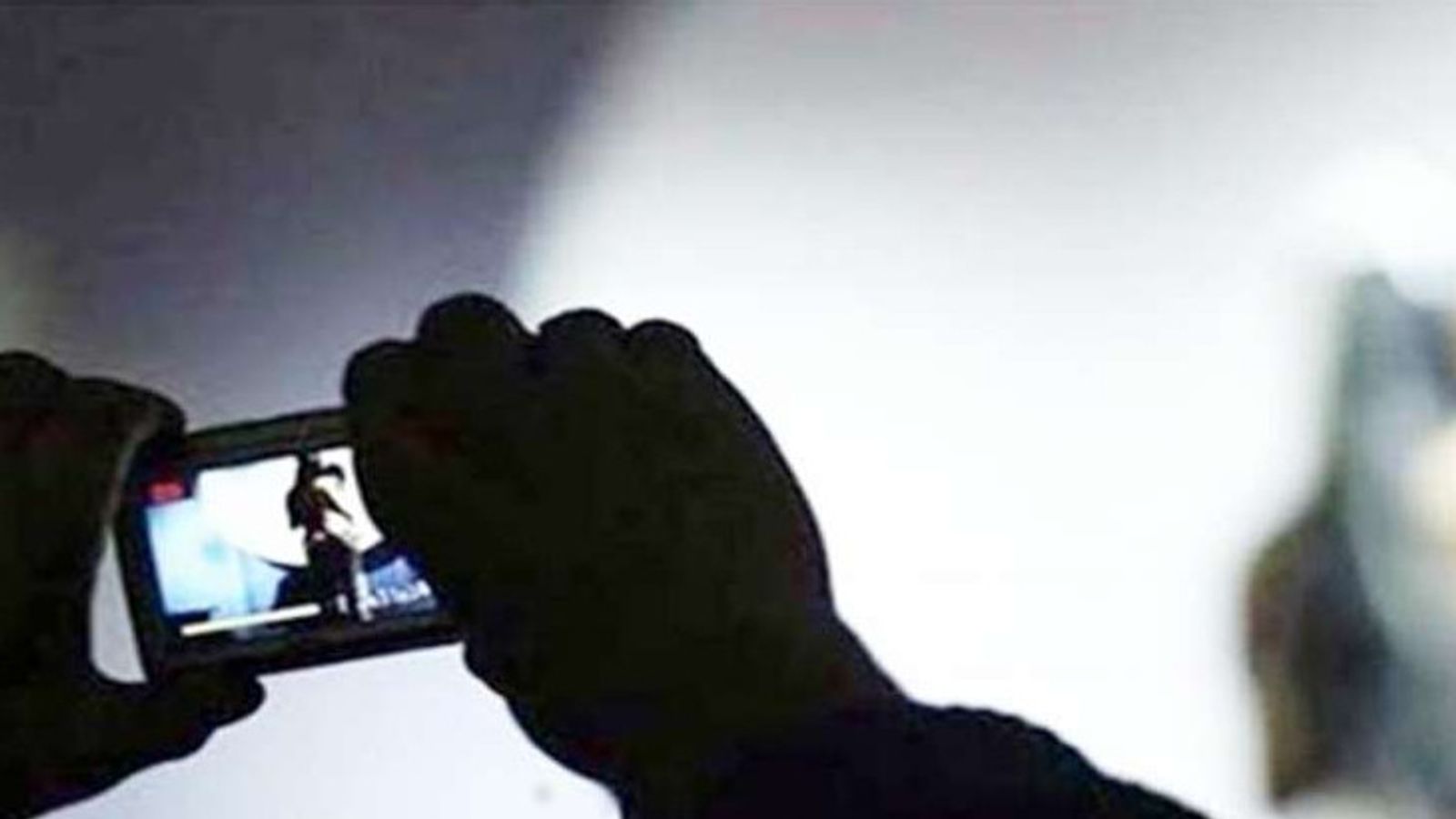 फोटो और वीडियो में एडिटिंग करके लगाए युवती के आपत्तिजनक फोटो, वायरल करने की  धमकी देकर मांगी रकम | blackmailing case to a girl by sending Editing nude  photos and videos on