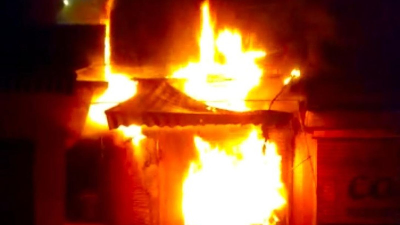 आधी रात को दुकान में आग लगने से हड़कंप, 10 लाख की संपत्ति जलकर खाक, 1 महीना  पहले बगल की दुकान में लगी थी आग | Bihar Siwan Readymade Clothes Shop Fire  Accident Update - Dainik Bhaskar