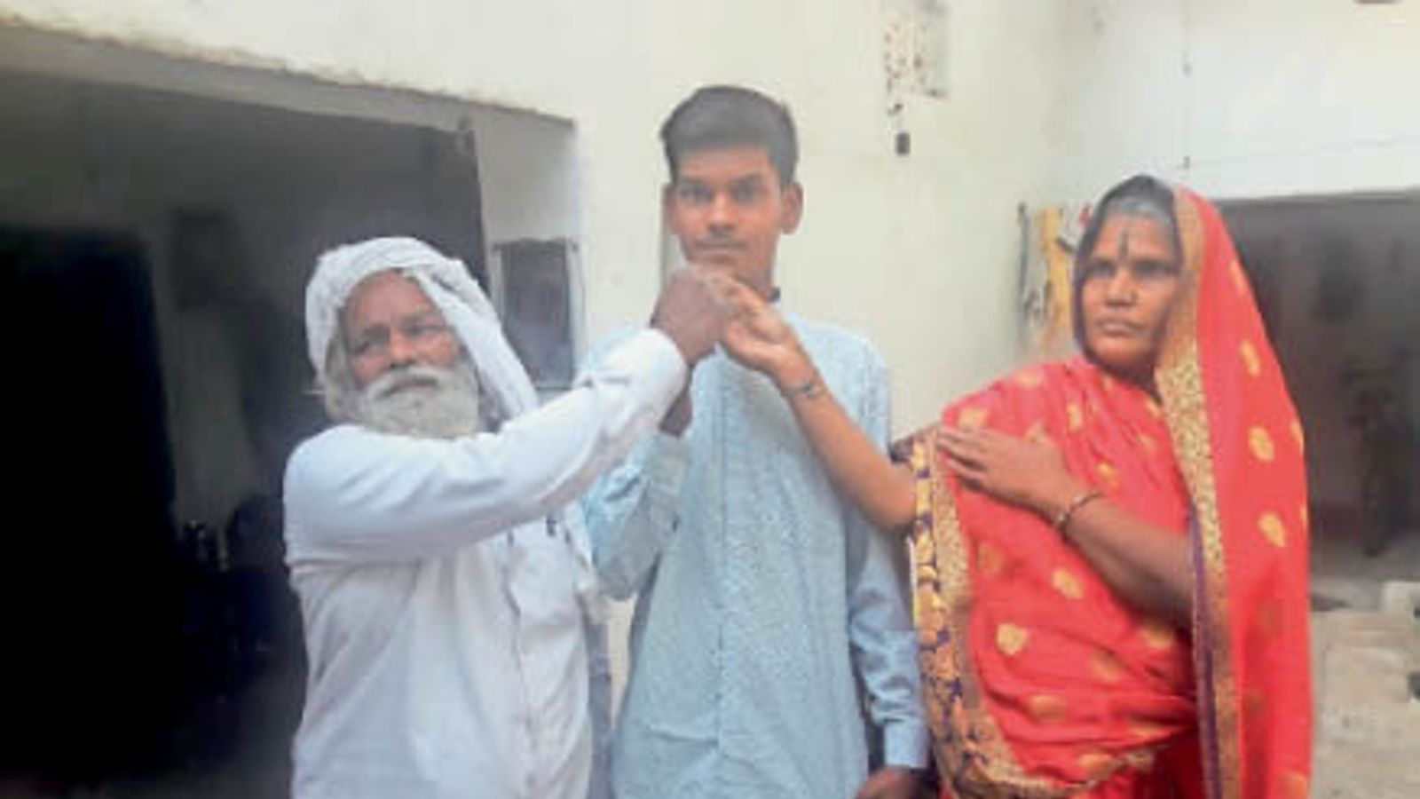 खेतों में की मजदूरी, बिना कोचिंग के घर में पढ़ाई कर, ऐसे बिहार मैट्रिक टॉपर बना त्रिवेणी नारायण.. 1 Triveni Narayan of Dehri ranked 10th in the state with 478 marks, topper in the district | डेहरी का त्रिवेणी नारायण 478 अंकों के साथ राज्य में 10वें स्थान पर, जिले में