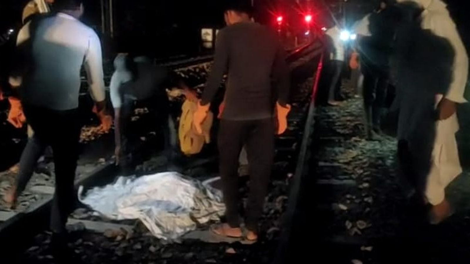 अलवर: ट्रेन की चपेट आए 3 परीक्षार्थियों के टुकड़े-टुकड़े हो गए, रेलवे स्टेशन पर पैसेंजर ट्रेन के इंतजार में थे