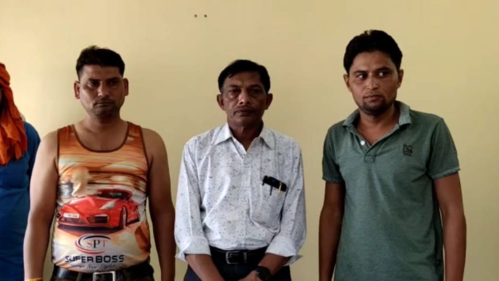 5 हजार की रिश्वत लेते 3 गिरफ्तार तहसीलदार ने दलाल को दिलाई रिश्वत, दलाल ने अधिकारी को दिए पैसे