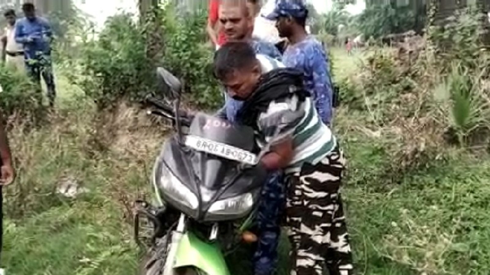 पुलिस ने लूट की बाइक के साथ दोनों को पकड़ा, अन्य की तलाश में छापेमारी |  Police caught both with robbed bike, raided in search of others - Dainik  Bhaskar