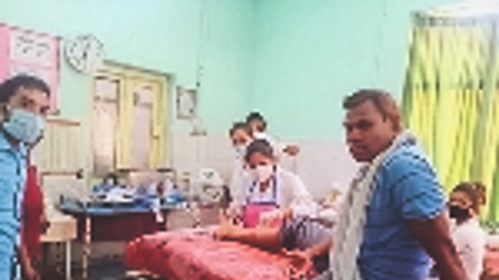 पागल कुत्ते ने 1 किमी में 11 लोगों को काटा | Mad dog bites 11 people in 1  km - Dainik Bhaskar