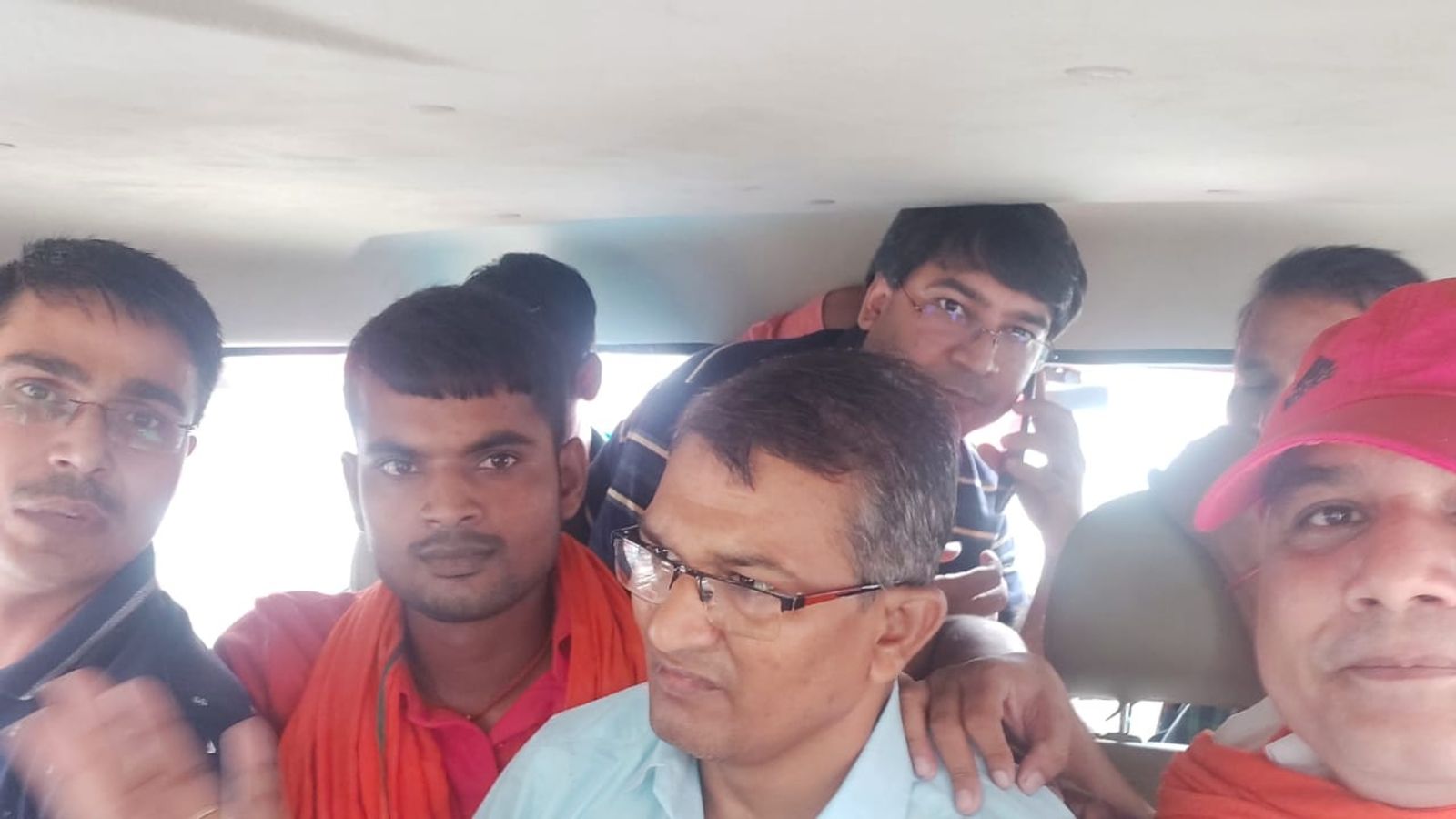 निगरानी टीम ने 1 लाख के साथ दबोचा, पूछताछ के लिए पटना ले गई टीम | Bada Babu  of Revenue Department arrested for taking bribe in Siwan, Surveillance team  caught with 1