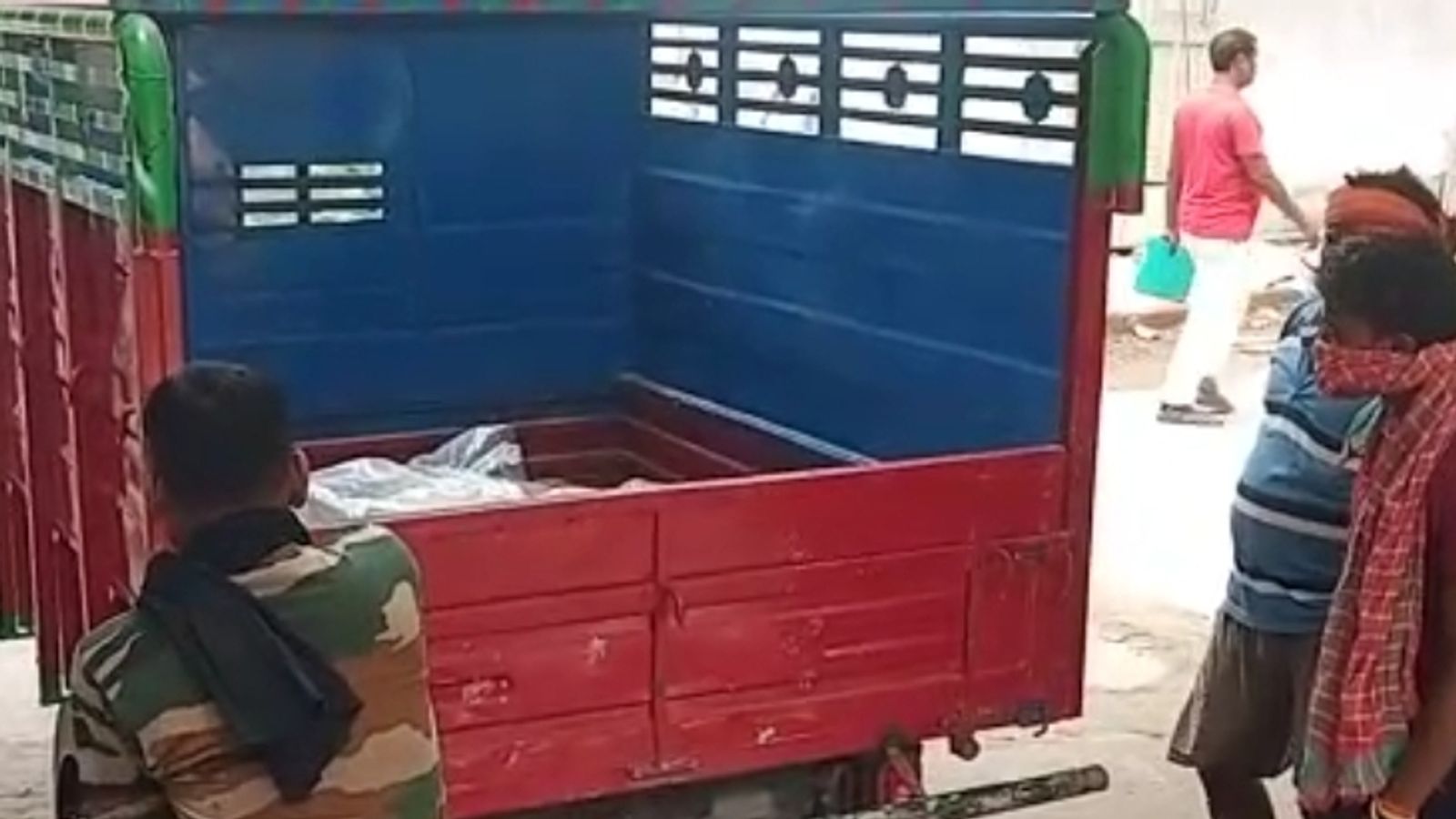 पुलिस ने शव को बरामद कर पोस्टमार्टम के लिए भेजा, नहीं हो सकी है पहचान | Youth dies after being hit by Rajdhani Express in Begusarai, Police recovered the body and sent