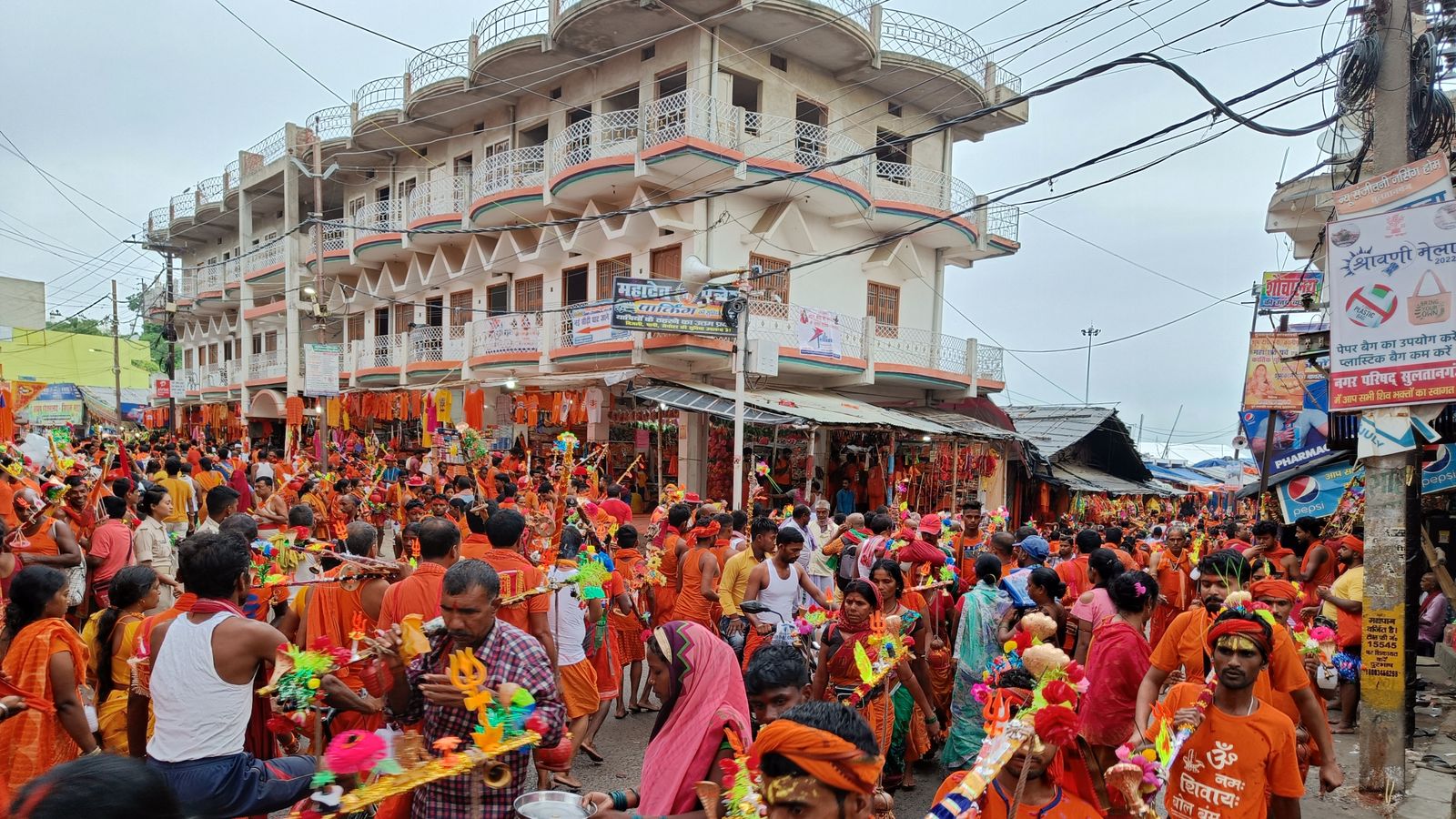 सावन की दूसरी सोमवारी को अपनी मन्नतों के साथ गंगाजल लेकर निकले श्रद्धालु |  Lakhs of Kanwariyas left for Deoghar from Ajgaibinath Dham, Devotees came  out with Ganga water with their vows