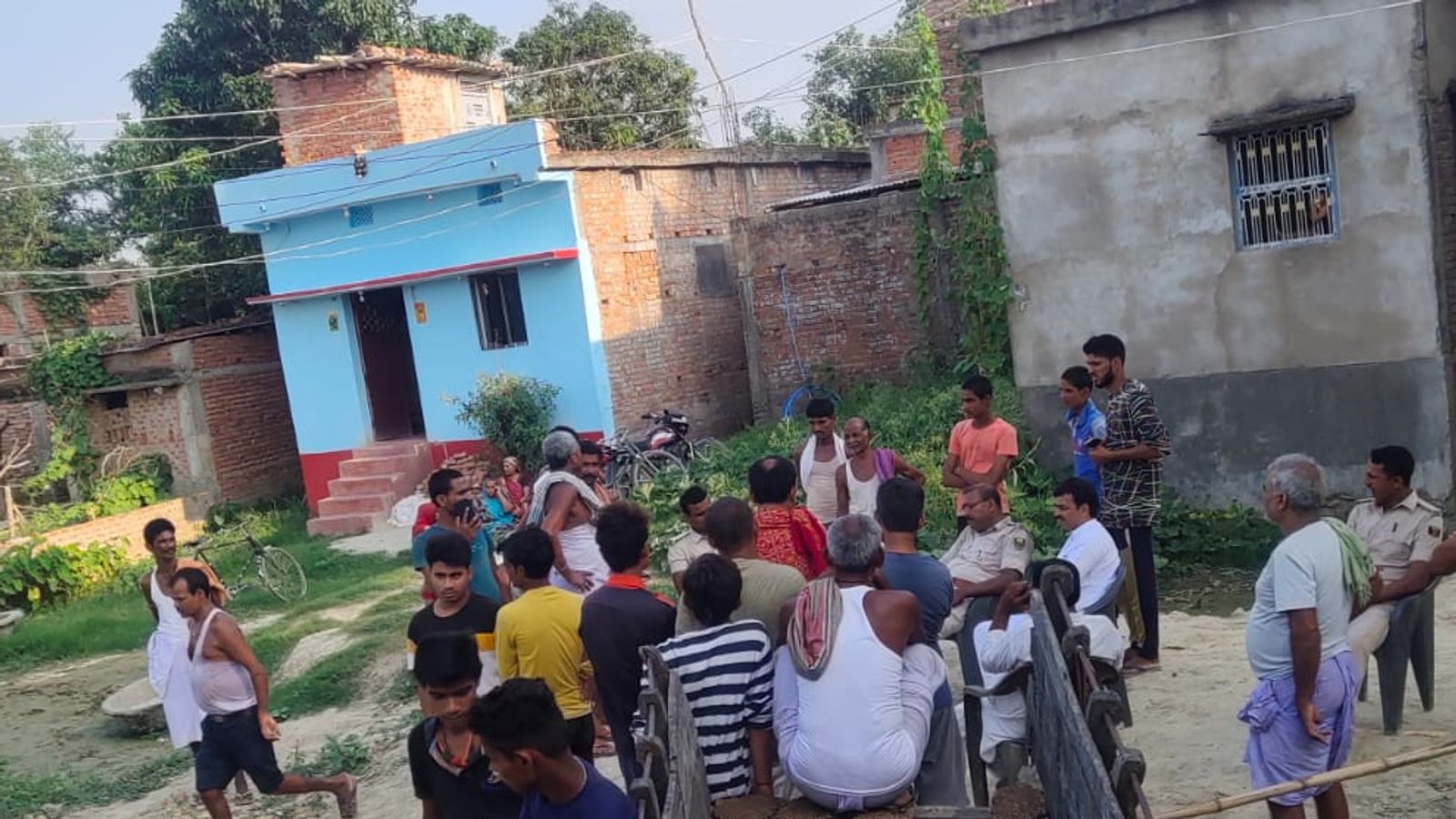 बच्चों को आंगनबाड़ी केंद्र में छोड़कर घर लौटी, कमरे में पंखे से लटका मिला शव  | Woman commits suicide in Darbhanga, Left the children in the Anganwadi  center and returned home, the