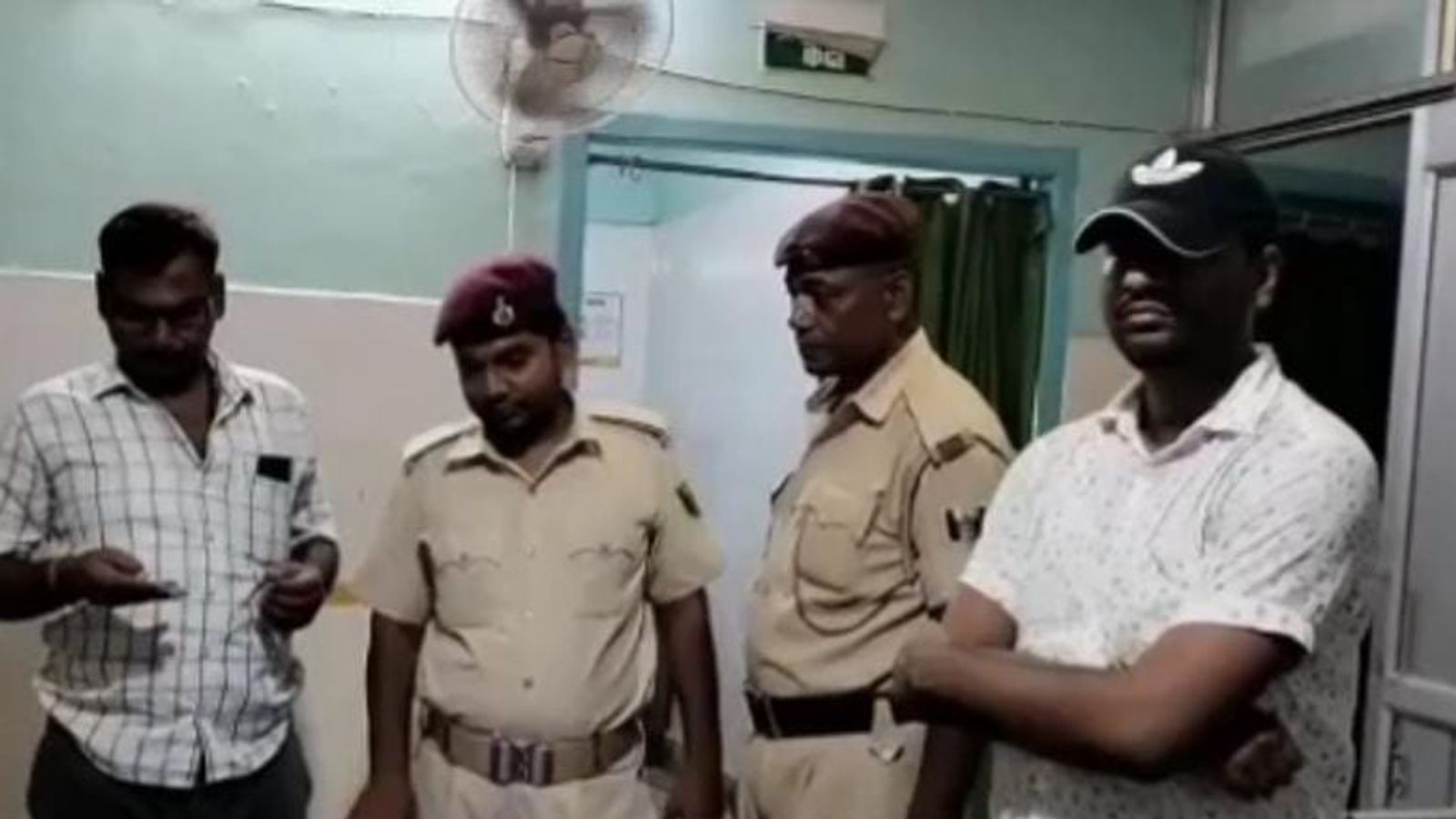 बरौनी रेल थाना पुलिस ने की कार्रवाई, बैग से मिला 33 बोतल शराब | Barauni Rail  Station Police took action, 33 bottles of liquor found from the bag -  Dainik Bhaskar