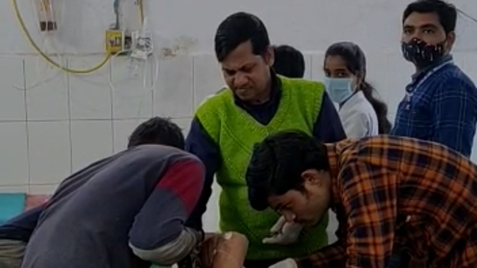 स्नान करने के दौरान धारदार हथियार से कई बार किया वार, हालत नाजुक | Attacked  several times with sharp weapon while taking bath, condition critical -  Dainik Bhaskar