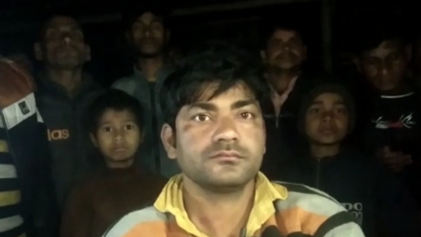 पत्नी को दहेज के लिए प्रताड़ित करता था पति, ससुराल वालों ने घर पर बुलाकर  बनाया बंधक | Husband used to torture his wife for dowry, in-laws called her  at home and