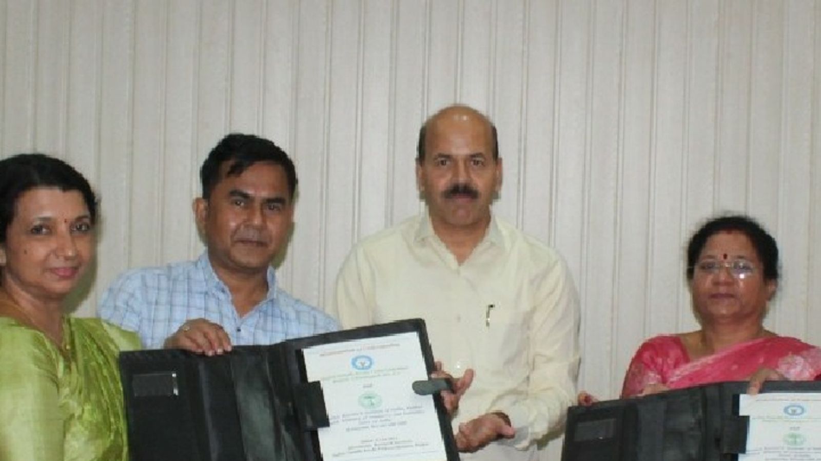 पौधे रोपने तलाशी जा रही जमीन, KVK और रबर रिसर्च इंस्टिट्यूट के बीच हुआ अनुबंध | Land being searched for planting rubber saplings in Bastar, contract signed between KVK and Rubber Research