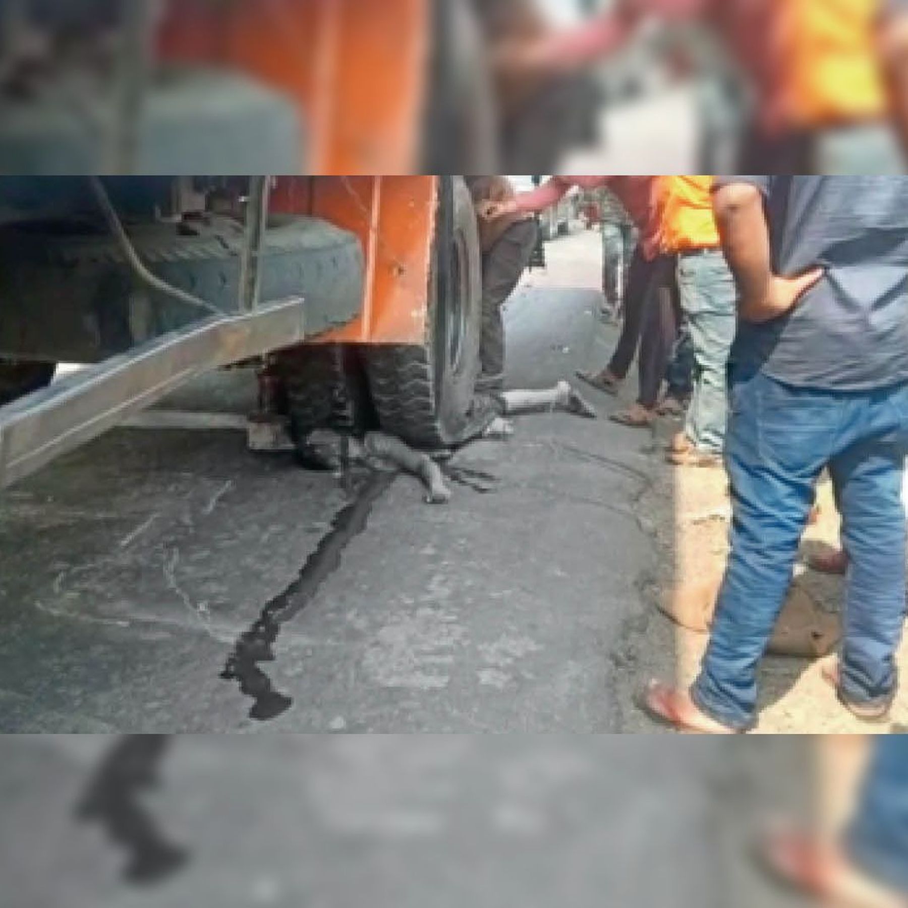 गर्भवती महिला को ट्रक ने कुचला, गर्भ में पल रहे बच्चे की भी माैत | The pregnant woman was crushed by the truck, also beat the unborn child - Dainik Bhaskar