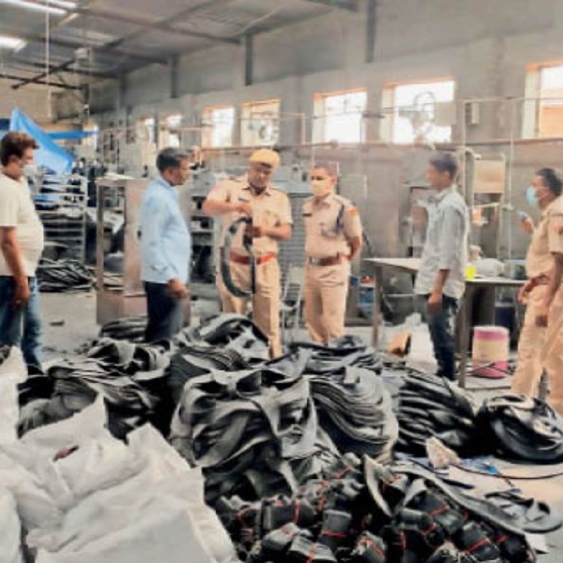 नकली टायर ट्यूब बनाने की फैक्ट्री पर छापा, 7000 नकली ट्यूब बरामद | Fake tire  tube manufacturing factory raided, 7000 fake tubes recovered - Dainik  Bhaskar