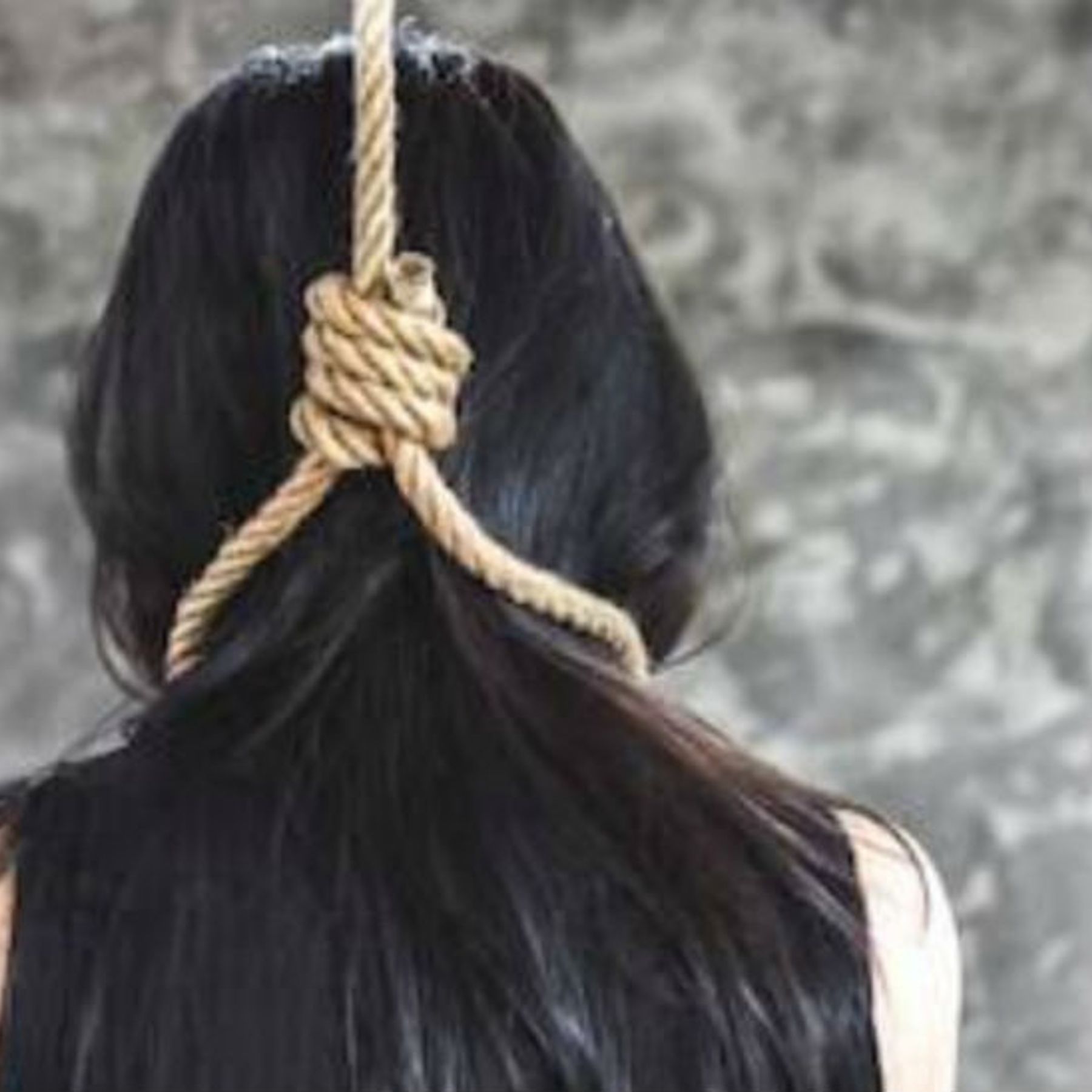 नरसिंहपुर से दिन में लौटी थी, शाम को घर में फांसी के फंदे पर लटकी मिली |  The girl was lying in the day from Narsinghpur, in the evening the body was