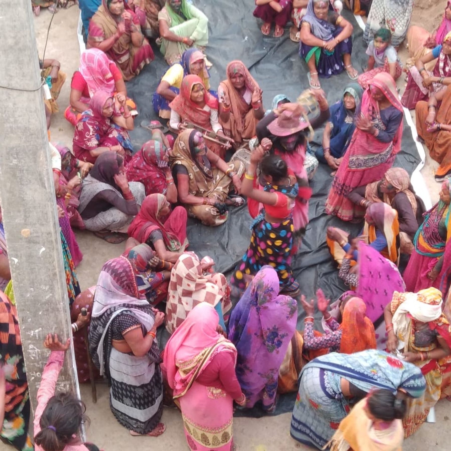 300 साल पुरानी है परंपरा, होली के तीसरे दिन पुरुष खाली कर देते हैं गांव,  डंडे लेकर बाहर निकालती हैं महिलाएं | The tradition is 300 years old, on the  third day