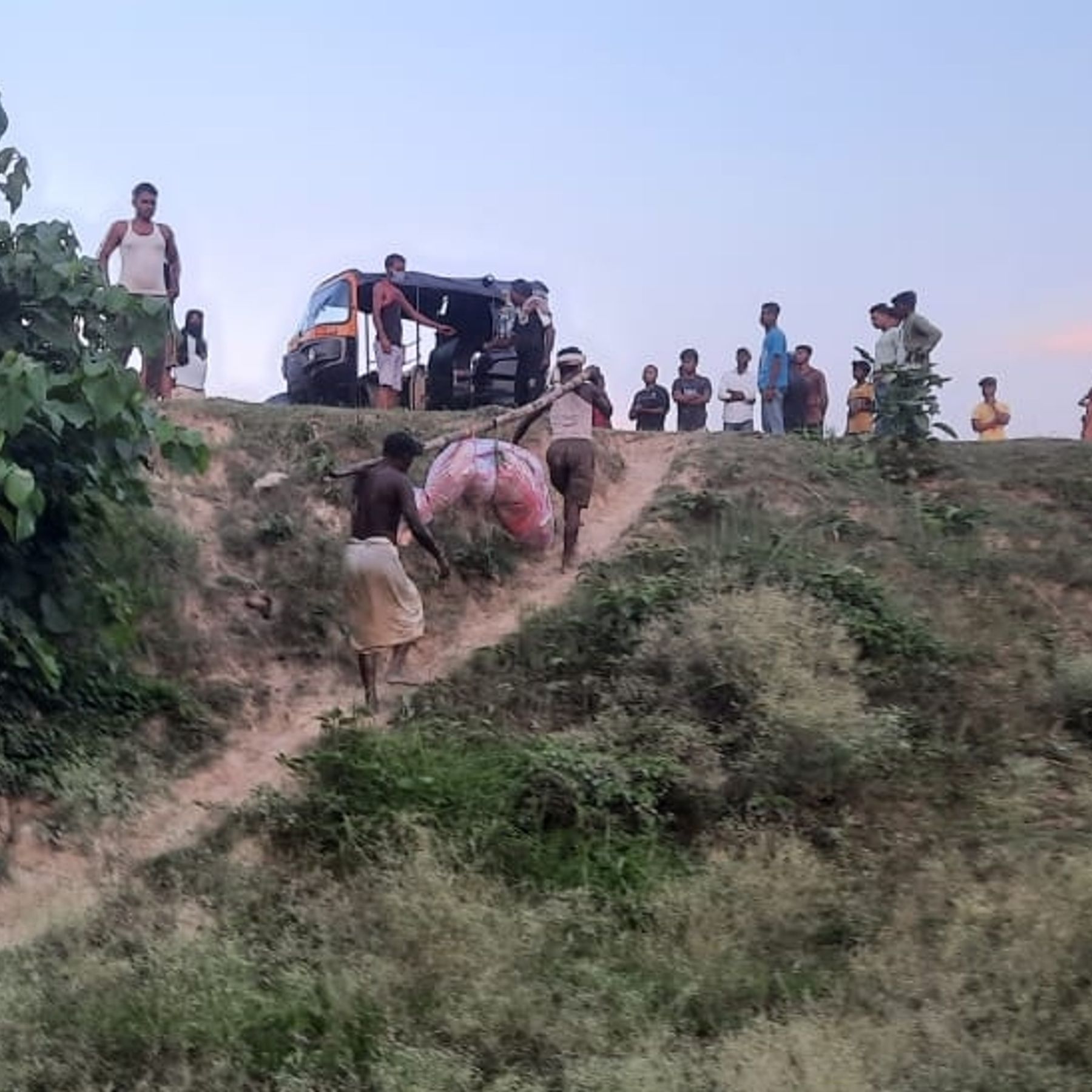 लाश को पत्थर से भरे बोरे में बंदकर नदी में फेंका, पहचान में जुटी है पुलिस |  Locked the body in a sack full of stones and threw it in the river,