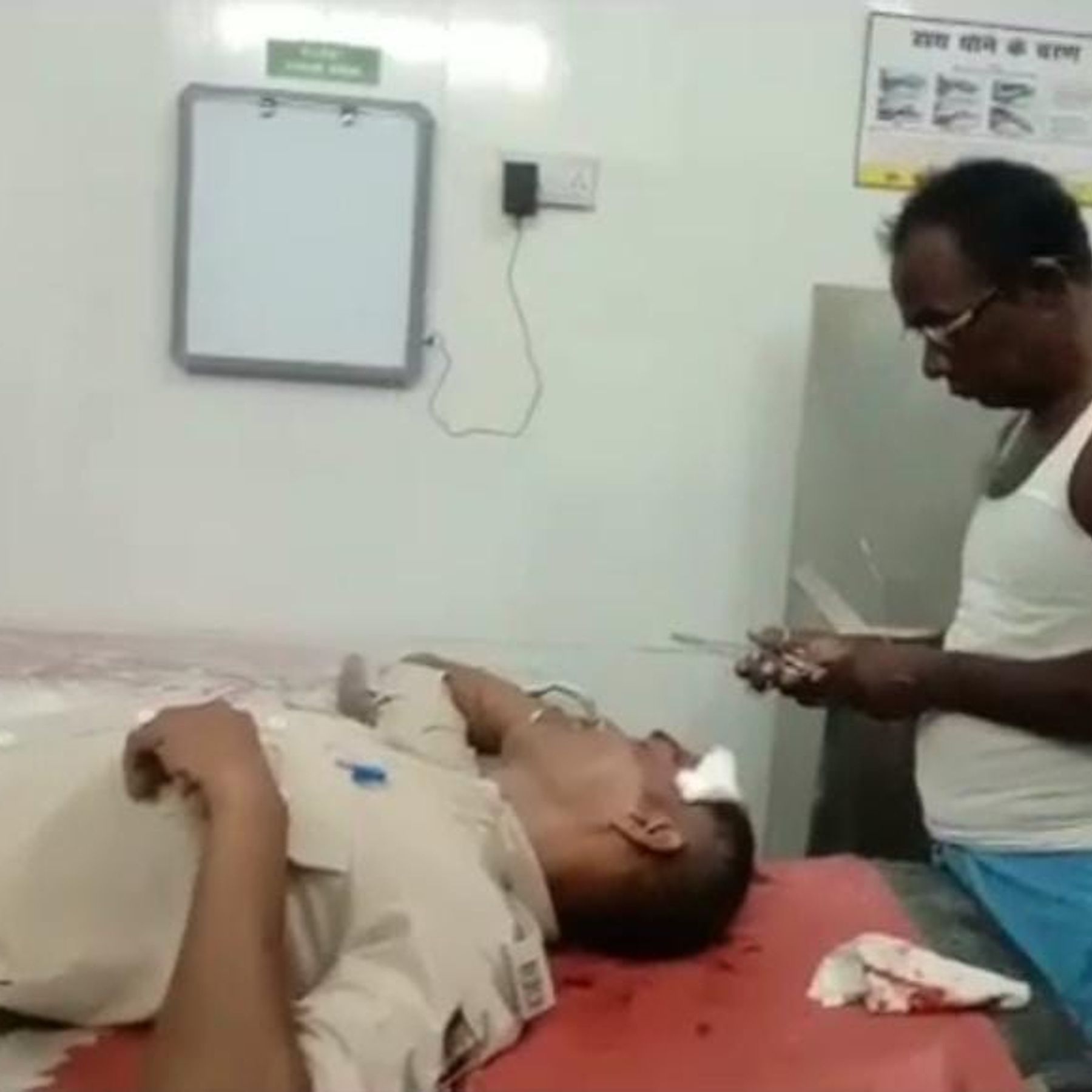 पुलिस ने हिरासत में लिया, घायल सिपाही का सदर अस्पताल में चल रहा इलाज |  Police detained, injured soldier undergoing treatment in Sadar Hospital -  Dainik Bhaskar