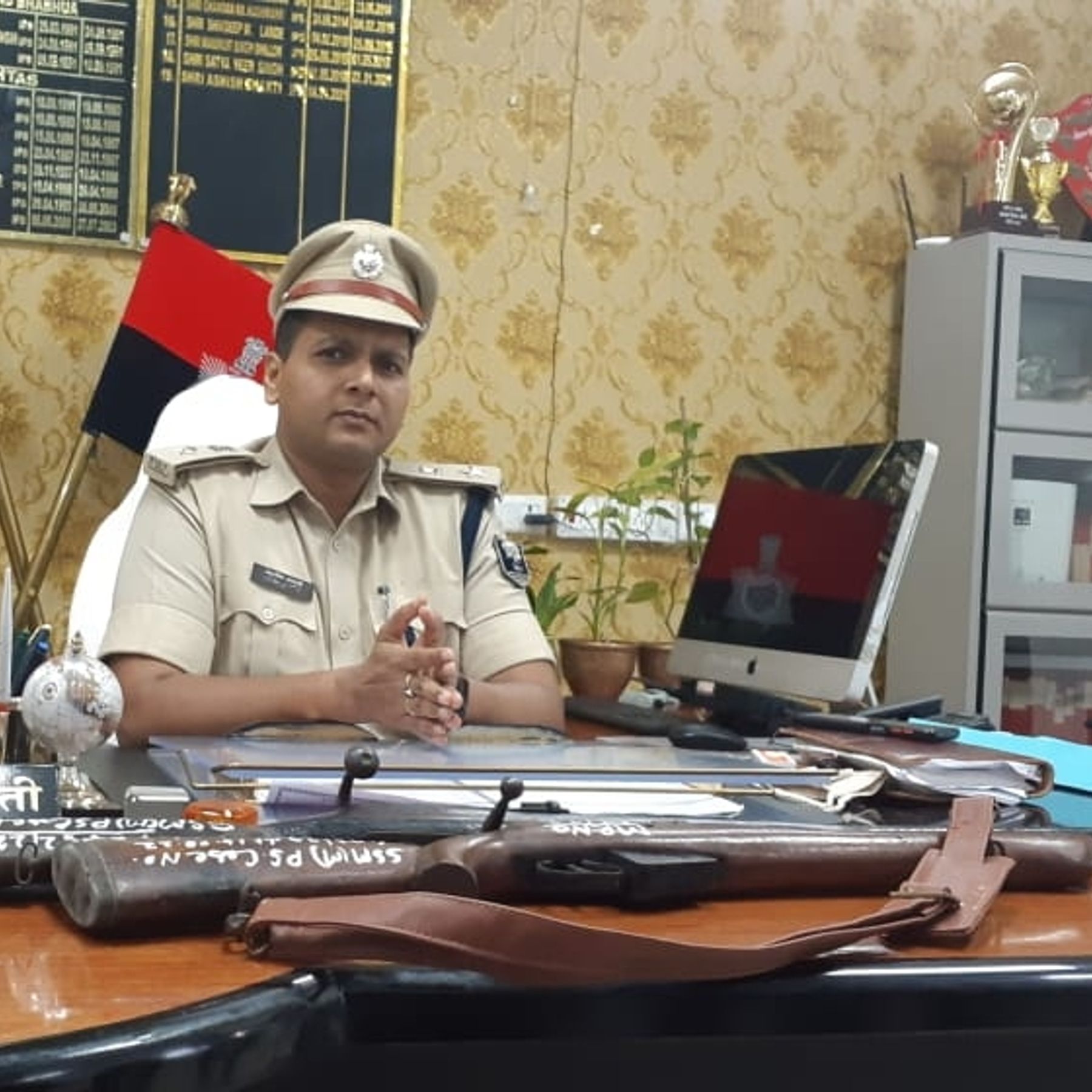 6 साल बाद की गई कार्रवाई, छापेमारी में दो देसी रायफल बरामद | Action taken  after 6 years, two country-made rifles recovered in raid - Dainik Bhaskar