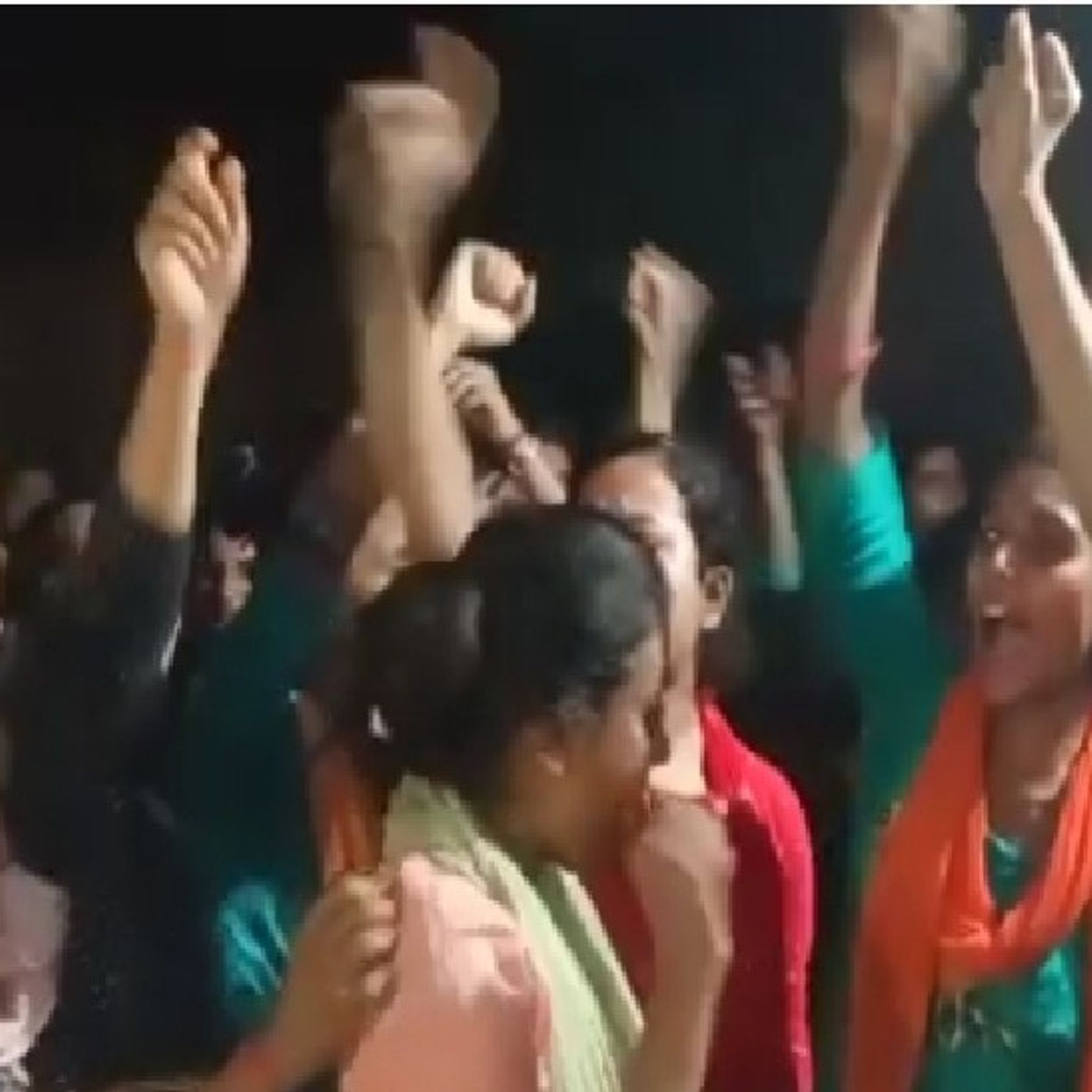 प्रिंसिपल पर जबरन सादे कागज पर दस्तखत कराने और अवैध वसूली का लगाया आरोप |  Students of ANM created ruckus in Purnia - Dainik Bhaskar