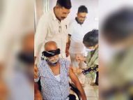डर ऐसा; 50 वर्षीय व्यक्ति की आंखों पर पट्‌टी बांध लगाना पड़ा कोराेना का टीका|नागौर,Nagaur - Dainik Bhaskar