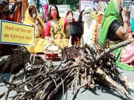 चूल्हे पर बनाई राबड़ी, रोटी व चाय, सब्जियों की पहनी माला; कलेक्ट्रेट पर जताया रोष, भूल गए कोरोना व सोशल डिस्टेंसिंग|अजमेर,Ajmer - Dainik Bhaskar