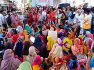 थालियां बजाकर महिलाओं ने प्रदर्शन किया, चूल्हे पर रोटी सेकी, सोशल डिस्टेंसिंग की धज्जियां उड़ी|कोटा,Kota - Dainik Bhaskar