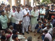 श्रम मंत्री टीकाराम जूली के विधानसभा क्षेत्र में व्यक्ति की मौत के बाद ग्रामीण अस्पताल के बाहर धरने पर बैठे, बाेले- अवैध खनन बंद हाे|अलवर,Alwar - Dainik Bhaskar