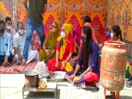 तेल और गैस के दामों में लगातार बढ़ोतरी के विरोध में महिला कांग्रेस ने दिया धरना, बोलीं- अब घर चलाना हुआ मश्किल; धरनास्थल पर पकाया खाना|बाड़मेर,Barmer - Dainik Bhaskar