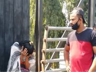 સુરતમાં પતિના ત્રાસથી તાપી નદીમાં કુદતા અગાઉ મહિલાનો જીવ બચાવાયો, રિક્ષાચાલકે કહ્યું,રડતી-રડતી જતી સ્ત્રીને જોઈને આયેશા યાદ આવતાં હાથ ખેંચી લીધો|સુરત,Surat - Divya Bhaskar