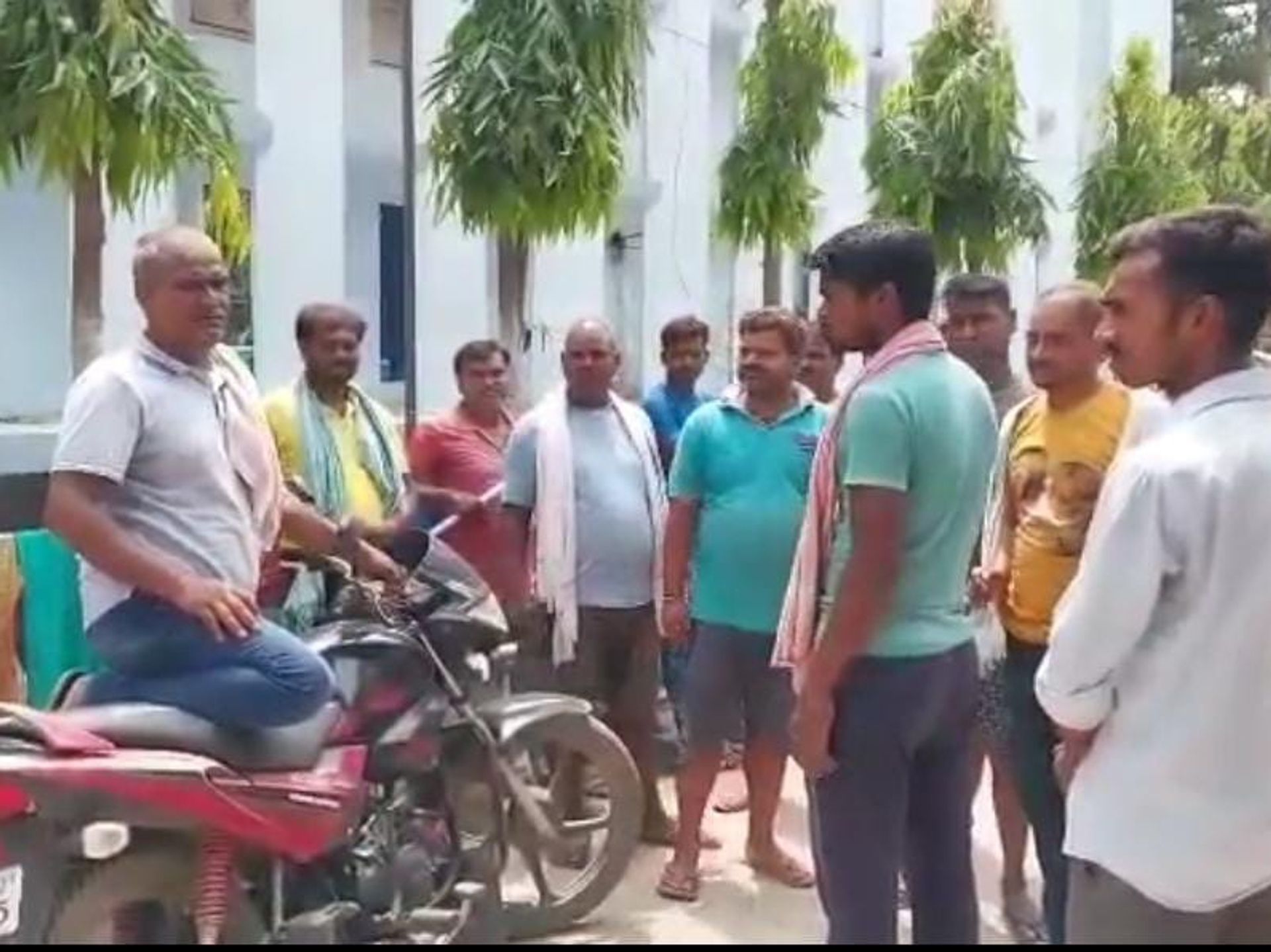 अज्ञात वाहन ने बाइक सवार छात्र को रौंदा, मौके पर हुई मौत | Unknown vehicle  trampled the bike rider, died on the spot - Dainik Bhaskar