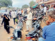 बैंक में भीड़, सोशल डिस्टेंस का पालन नहीं