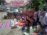 महंगाई के खिलाफ महिला कांग्रेस ने किया प्रदर्शन, रोटियां बनाकर पशुओं को खिलाईं, बोलीं- महंगाई से जीना हुआ मुहाल|बांसवाड़ा,Banswara - Dainik Bhaskar