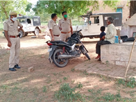 दुश्मनी निकालने के लिए जीजा के बड़े भाई काे घर से उठाया, हथियार लेकर पहुंचे थे, मारपीट के बाद जैसलमेर जाने वाली बस में बैठा हुए फरार|नागौर,Nagaur - Dainik Bhaskar