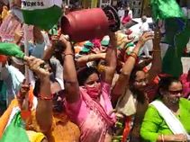 चूल्हे पर चढ़ाये गोबर के थैपले, हाथ में सिलेंडर उठाकर विरोध करने पहुंची महिला कांग्रेस कार्यकर्ता, मोदी सरकार के खिलाफ जमकर नारेबाजी|बीकानेर,Bikaner - Dainik Bhaskar