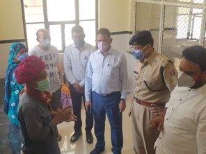 वैक्सीनेशन बढ़ाने के लिए जिला कलेक्टर और एसपी ने ग्रामीणों से मिलकर किया मोटिवेट, टीकाकरण केंद्रों में जाकर लोगों को समझाया|राजस्थान,Rajasthan - Dainik Bhaskar