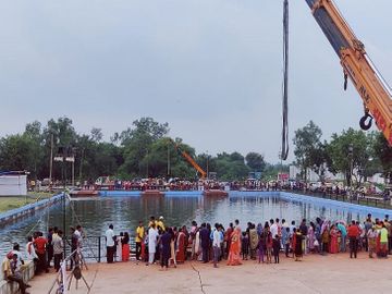 Ganpati Visarjan, Raipur Update; Nagar Nigam Leader Over Ganesh Idols Immersion In Mahadev Ghat | निगम कर्मचारी ट्रक में भरकर लाए और महादेव घाट कुंड में फेंक दी, महापौर के पहुंचने पर नाराज लोगों ने की नारेबाजी - Dainik Bhaskar