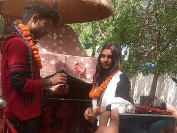 शेखपुरा में हनुमान प्रतिमा के सामने शादी रचाते प्रेमी युगल। - Dainik Bhaskar