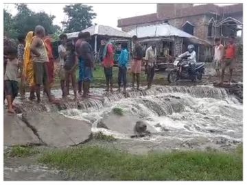 सड़क पर बहता बाढ़ का पानी। - Dainik Bhaskar