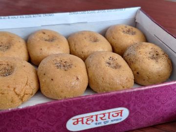 In size, these are much bigger than the white milk pedas. - Dainik Bhaskar