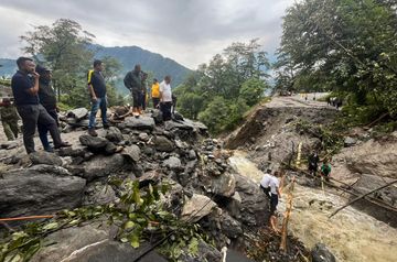 6 dead, many missing in landslides in Sikkim | સિક્કિમમાં ભૂસ્ખલનથી 6નાં મોત, અનેક ગુમ: પ્રવાસન સ્થળોએ 2 હજારથી વધુ લોકો ફસાયા; 12 રાજ્યોમાં હીટવેવનું એલર્ટ | Divya ...
