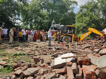 Explosion in illegal firecracker factory 3 km away from police station | थाने से 3 किमी दूर अवैध पटाखा फैक्ट्री में विस्फोट: 2 मंजिला इमारत पल भर में ढहा, आवाज इतनी तेज